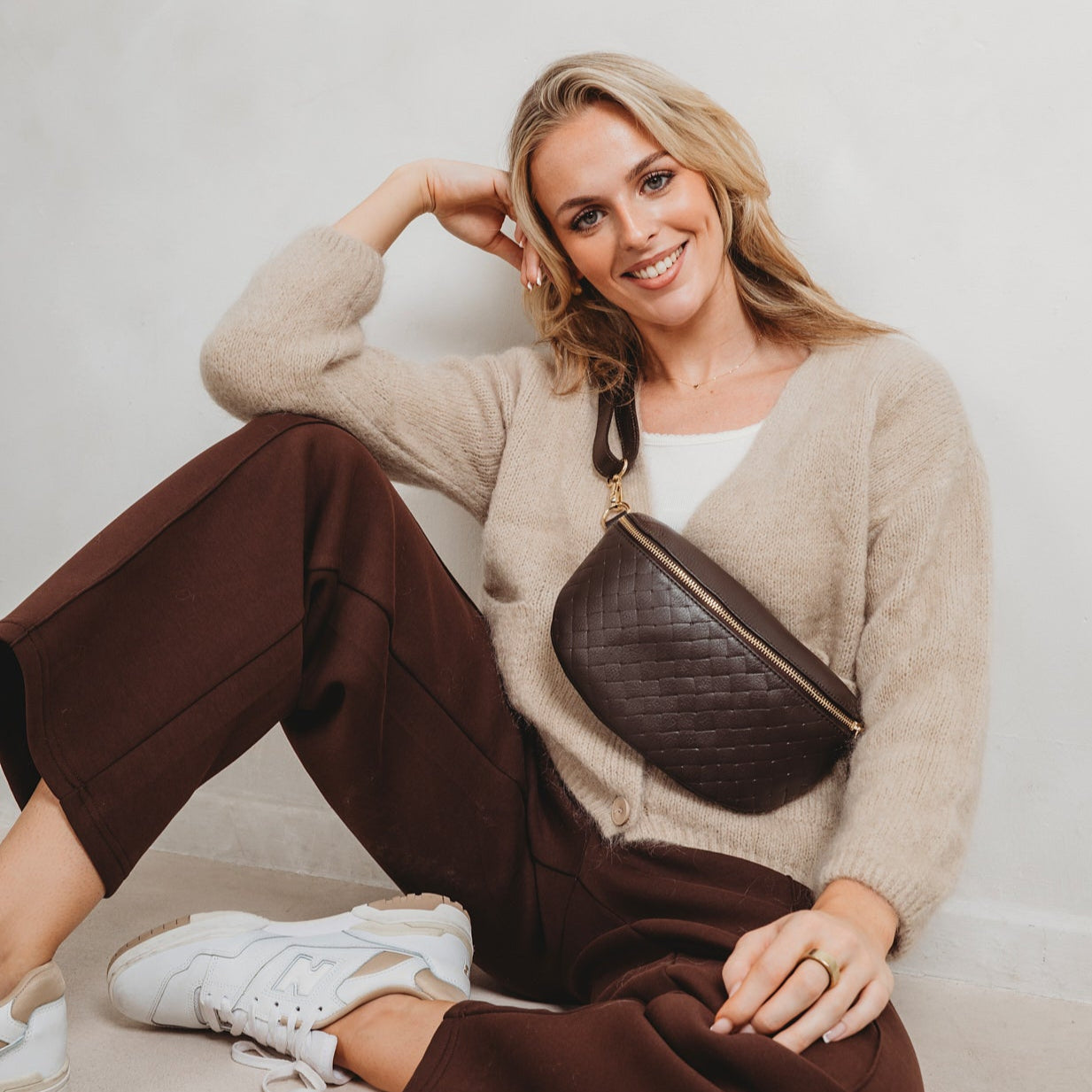 Elie Beaumont Woven Sling Bag Chocolate - Midi size