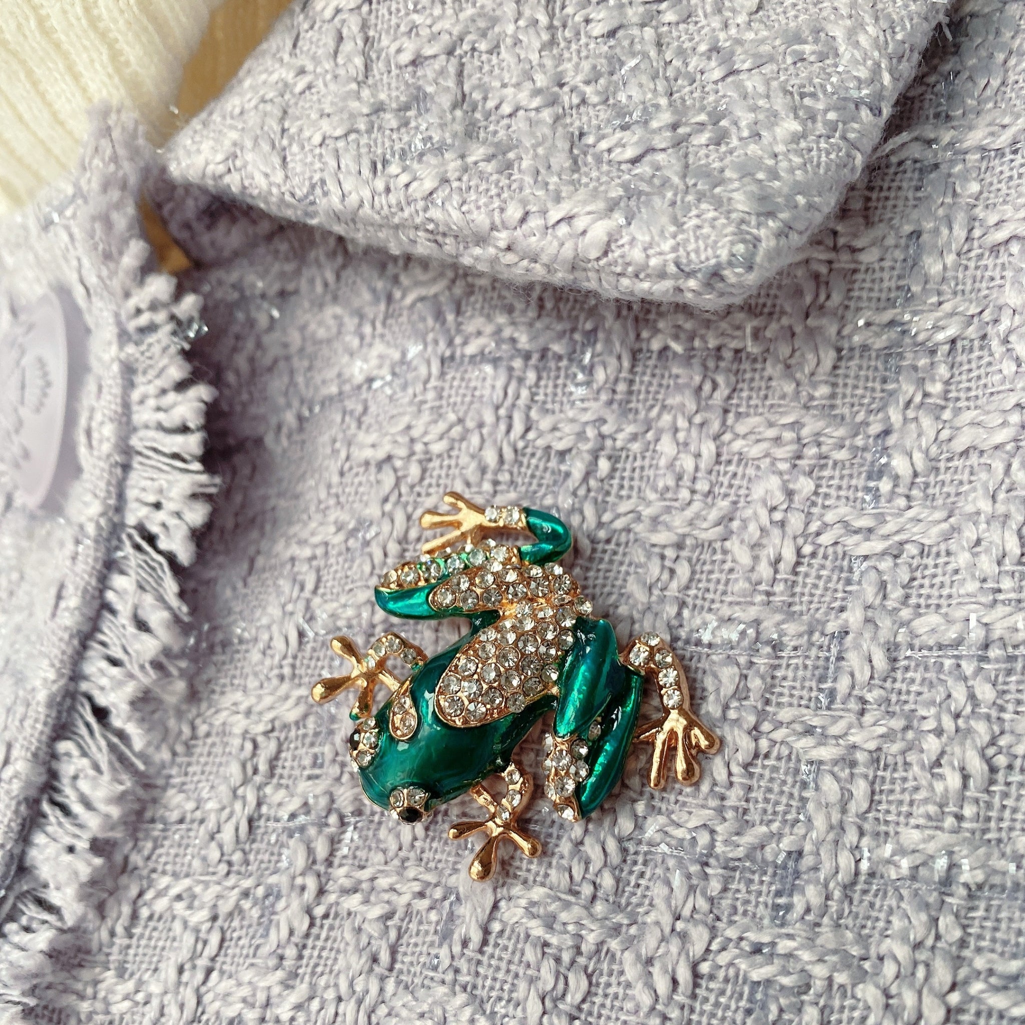 QueenMee Frog Brooch Enamel Pin with Rhinestone