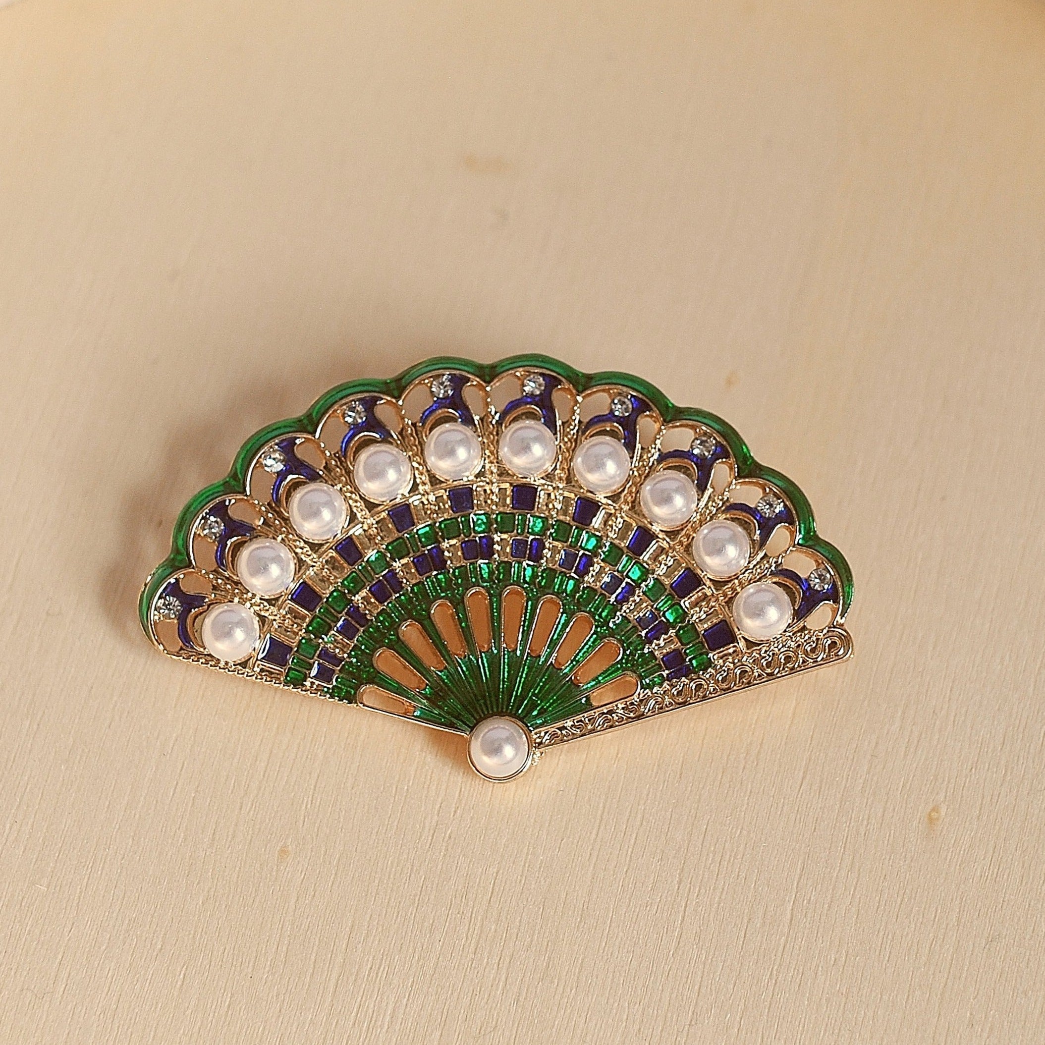 QueenMee Green Brooch with Pearls