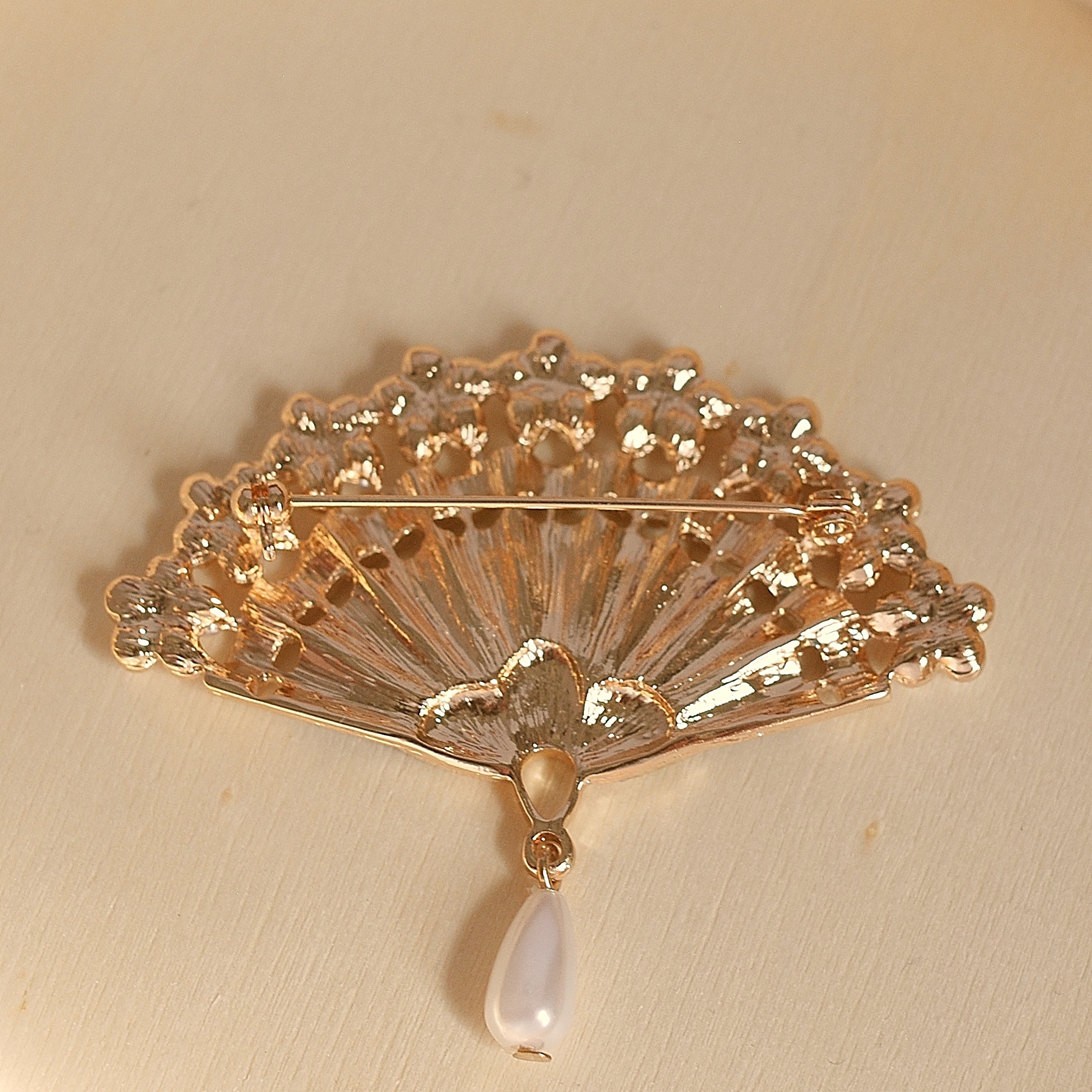 QueenMee Pearl Drop Brooch Fan