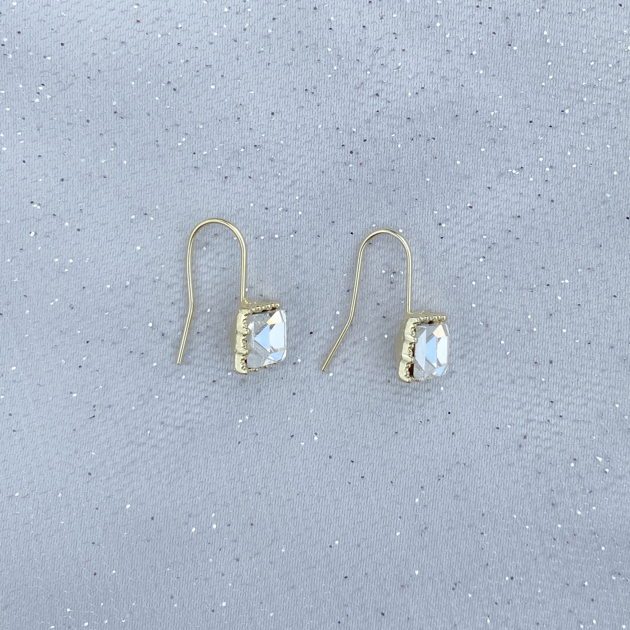 QueenMee Small Drop Earrings Crystal in Gold